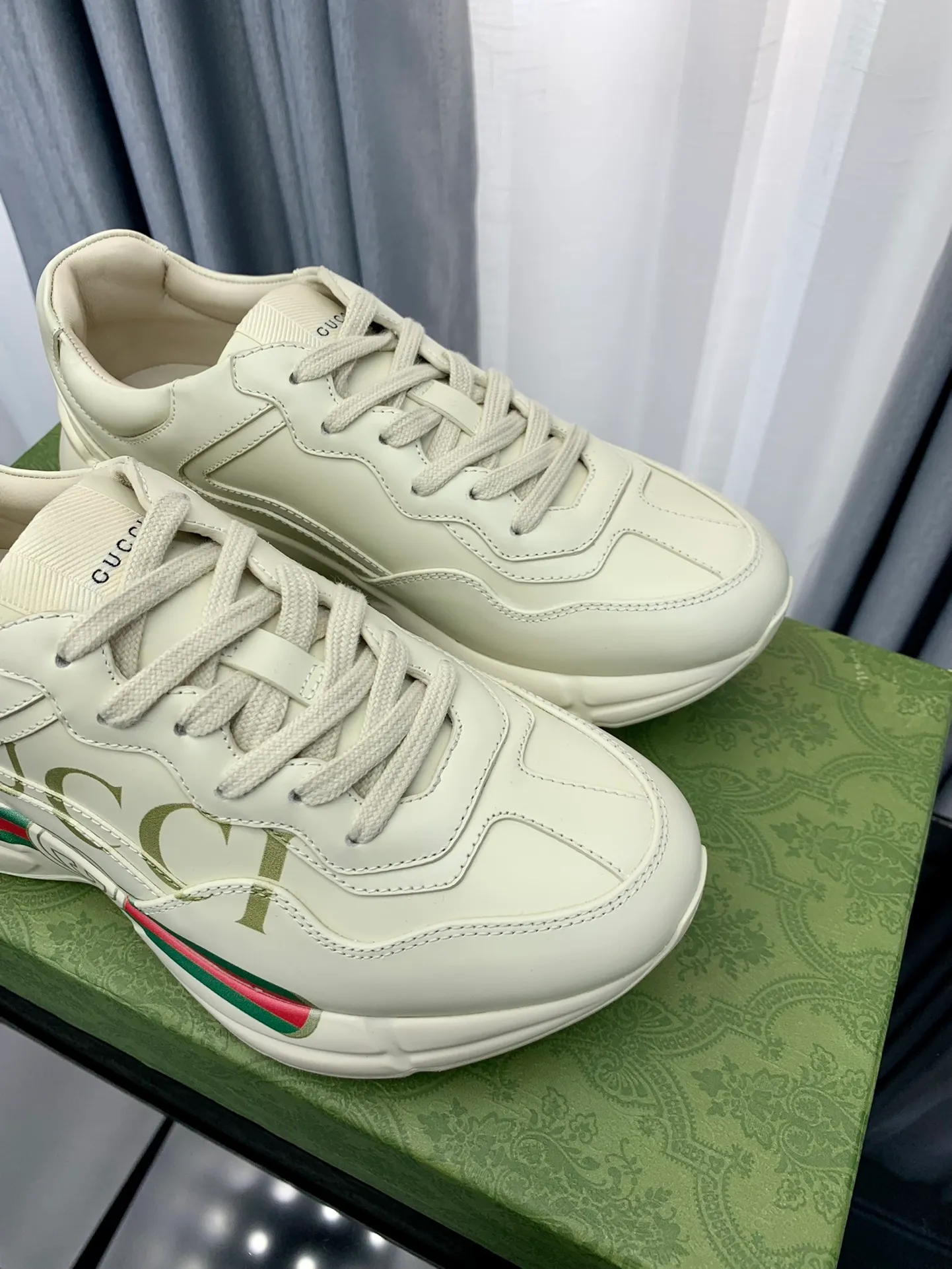👟👟Ex-factory price 480👟👟 Women's shoes factory Women's shoes factory Gucci dad shoes for couples Old leather horn-shaped retro jogging shoes The Balenciaga grandpa trend has subsided and ushered in GUCCI dad shoes, the trend leader in the fashion industry. Original shoe mold opening, original last from Italian handmade foundry! [Gucci original dad shoes] Original surface: imported calfskin! Lining: Grade A hybrid lambskin! Outsole: The highest restoration sole T👟👟Ex-factory price U material plus wear-resistant foam (anti-wear cushioning) ivory leather processed with distressed effect The sole is 5cm high! The comfort level is excellent, killing all high-end versions on the market! Original logo outsole! 👣Size: Women’s size 35-40. Men's size 38-45. Women's heel with 🈚️logo! Men's heel with 🈶️logo!